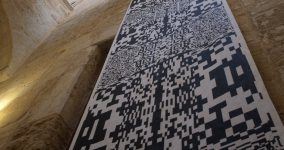 tecnologico quotidiano. E' costruito infatti combinando vari codici, come l'aztec code, il data matrix, i qr-code, i maxi code, usati per la decrittazione di messaggi. Ciascuno cela il nome e il cognome dell'autrice che però, ribaltandone provocatoriamente l'uso, in questa dissezione diventa misteriosamente indecifrabile. Antonella Marino